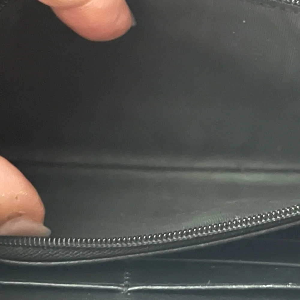 EUC Gucci women’s zip around Black Embossed Leather Wallet - Picture 9 of 16